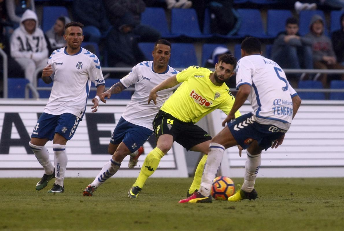 Rodri, rodeado de jugadores del Tenerife