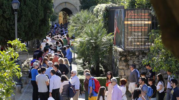 Cola para acceder al Alcázar durante el último puente de Todos los Santos