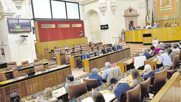 El 1 de febrero se reanuda la actividad política en el Parlamento andaluz; en la imagen, el salón de plenos durante una sesión