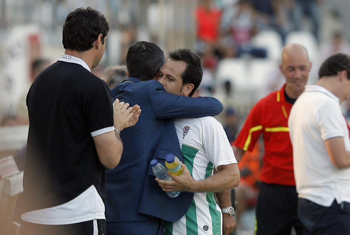 Arteaga se abraza con Lucas Alcaraz en el partido ante Las Palmas