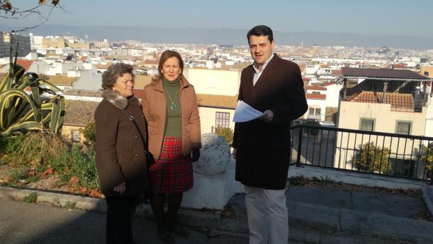 Los concejales del PP en el mirador de Osario Romano