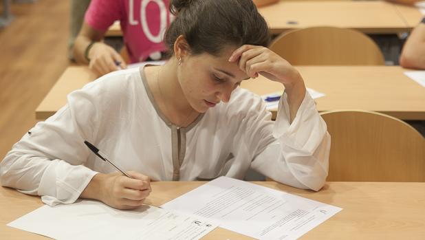 Una chica realiza un examen en Córdoba