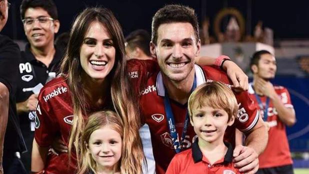 Xisco Jiménez, excapitán del Córdoba CF, posa con la Champions Cup de Tailandia con su familia