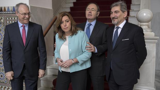 Pio García Escudero sujeta a la presidenta andaluza, Susana Díaz, para cambiar su posición en presencia del presidente del parlamento de Andalucía, Juan Pablo Durán y del presidente saliente de la Calre, el italiano Rafaelle Cattaneo