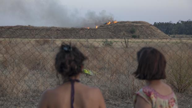 Un incendio de archivo en las inmediaciones del Aeropuerto