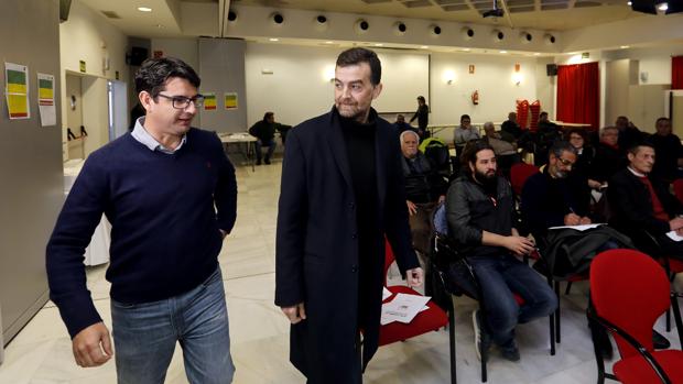 Pedro García y Antonio Maillo en la asamblea de IU en el salón de FEPAMIC