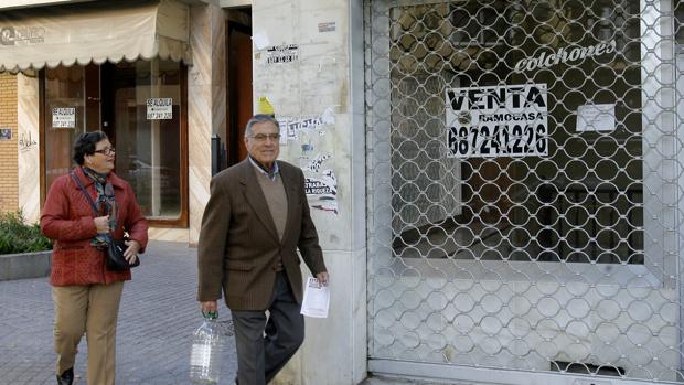 Cartel en un local comercial de Ciudad Jardín en Córdoba