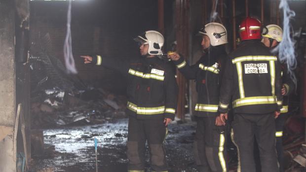 EFectivos del SEIS en el incendio de un local comercial