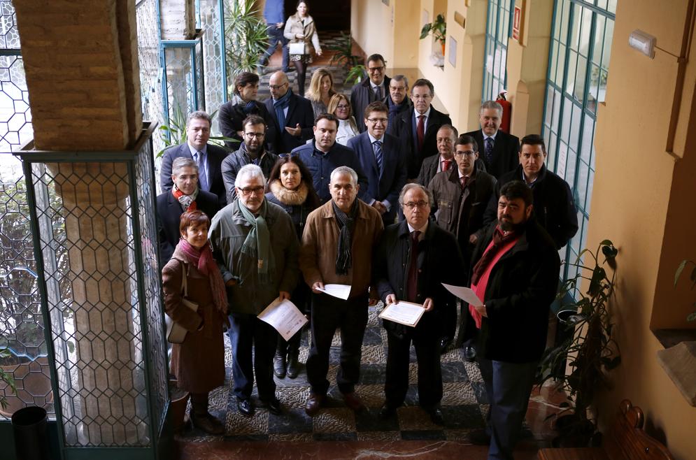 Los líderes de CECO, Cámara, UGT y CC.OO., presentando el escrito de protesta a la Junta