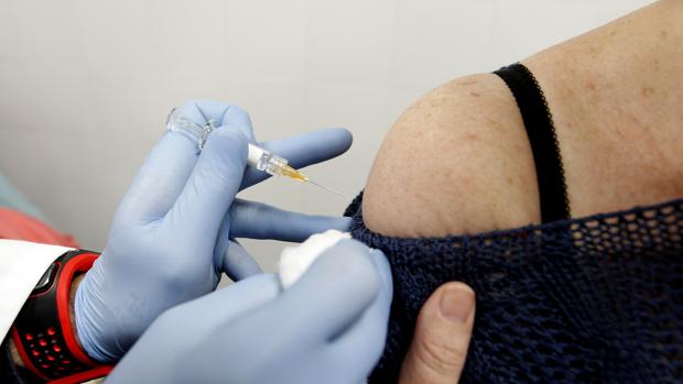 Una mujer se protege contra el virus con una vacuna