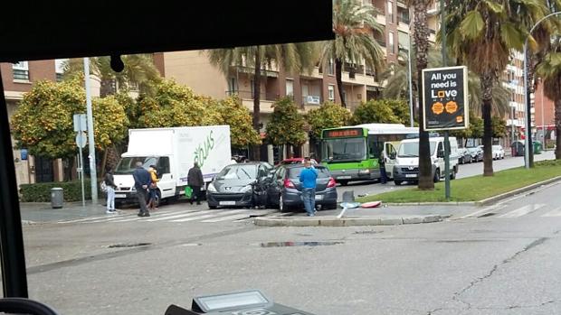 Colisión entre vehículos en la Avenida de Manolete