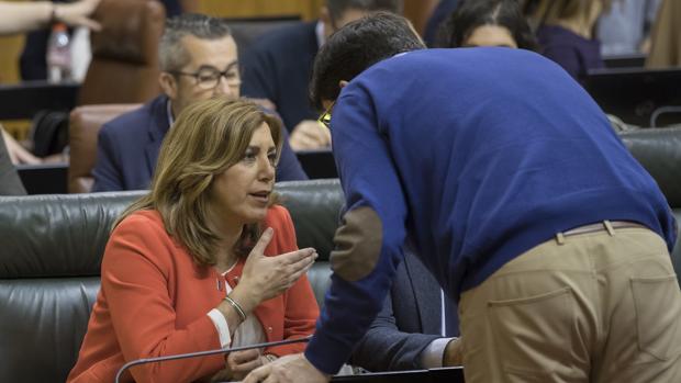 Juan Marín charla con la presidenta de la Junta, Susana Díaz, durante la última sesión plenaria del Parlamento