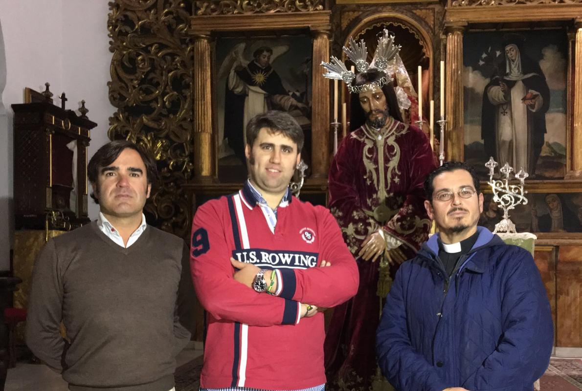 Clemente Rivas, a la izquierda, junto a miembros de la hermandad