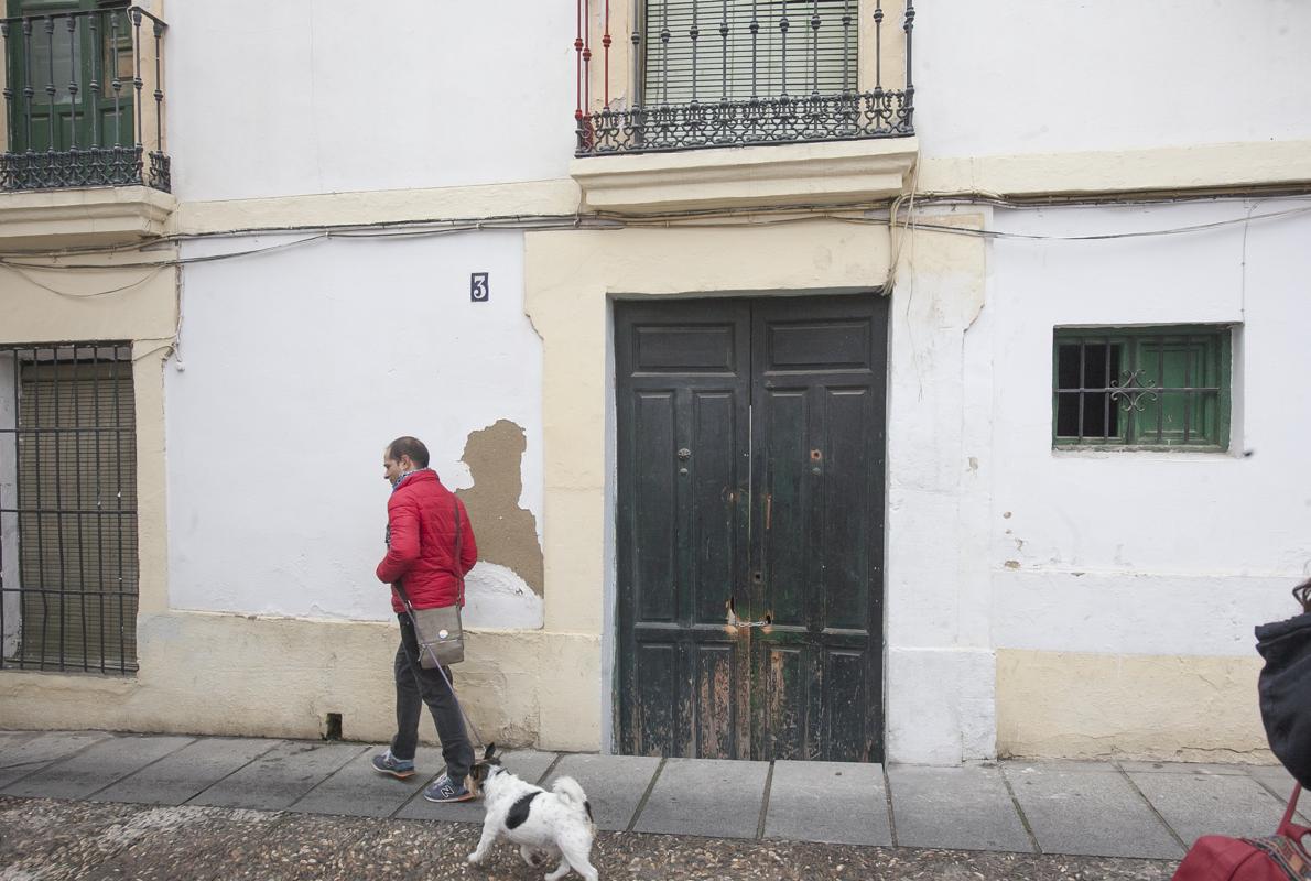 Fachada de la casa donde se ha hallado el cuerpo del fallecido