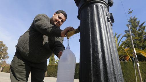 Salazar llena una garrafa en la fuente de agua potable