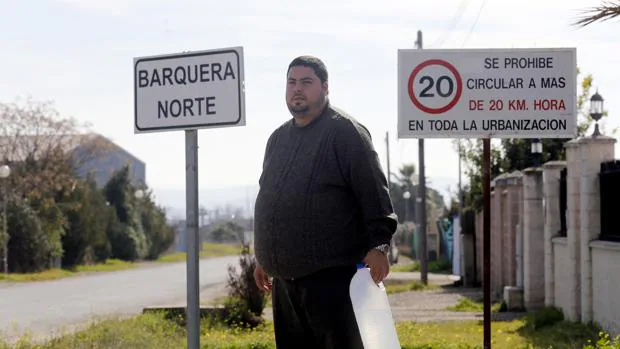 Rafael Salazar, el líder de los parcelistas, en la urbanización Barquera Norte