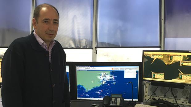 Adolfo Serrano Solís, en el centro de coordinación de Tarifa