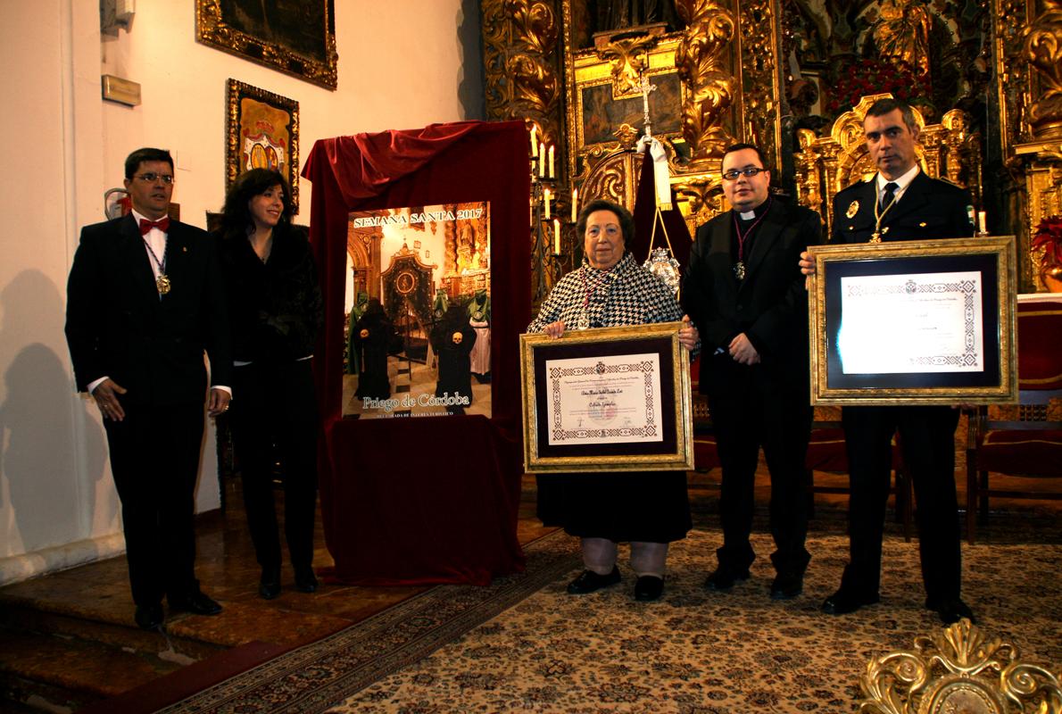 Autoridades y galardonados junto al cartel de la Semana Santa de Priego de Córdoba