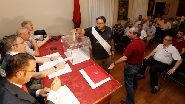 Hermanos mayores en la sede de la Agrupación