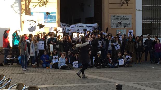 Los alumnos en la puerta de la Escuela «Mateo Inurria» este miércoles