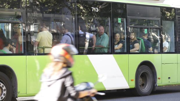 Usuarios de Aucorsa a bordo de un autobús