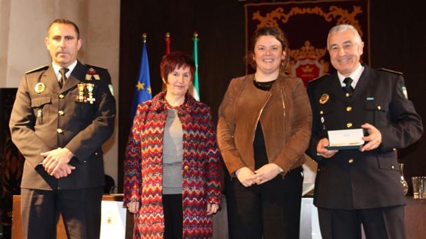 El nuevo jefe de Policía, a la izquierda, junto a la edil de Seguridad, la alcaldesa de Ronda y el oficial cesante