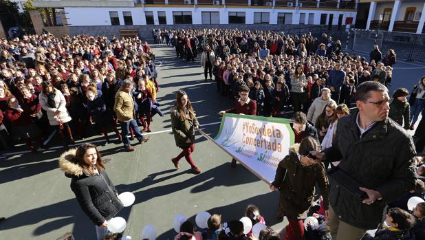 Acto de lectura del manifiesto en el colegio Salesianos de Córdoba