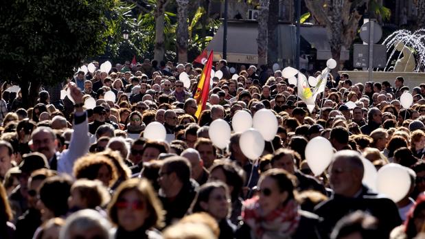 Imagen del 15-E en Sevilla con la marea blanca en la calle