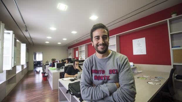 El director de Social Bro, Javier Burón, en la sede de la compañia