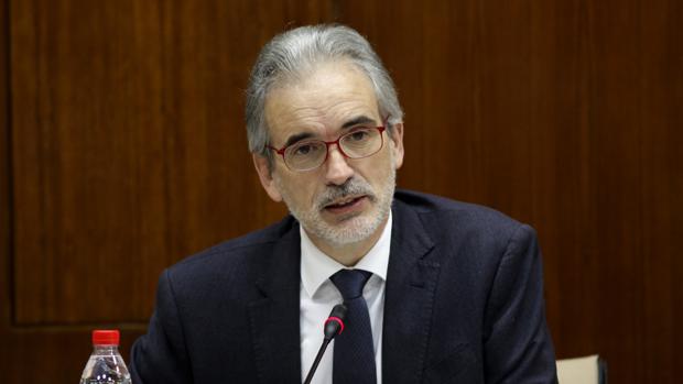 Aquilino Alonso durante su intervención en la comisión de Salud del Parlamento andaluz