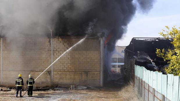 Bomberos durante las labores de extinción del incendio