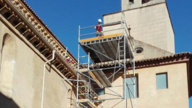 Un obrero en un andamio de la Basílica Menor de San Pedro