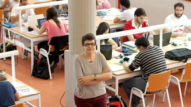 Una catedrática de la Universidad de Córdoba en un aula