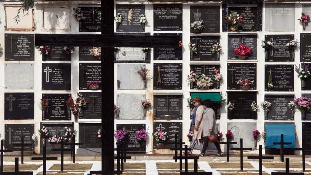 Dos mujeres pasean por el cementerio de San Rafael