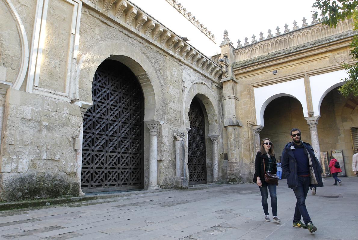 Celosía que se quiere convertir en segunda puerta