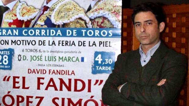 Antonio Sanz, gerente de Campo Bravo, con el cartel de la próxima corrida en Ubrique