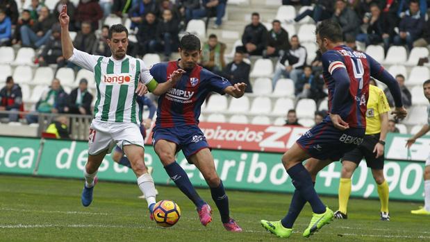 Caballero en presencia de Carlos David en un momento del Córdoba CF-SD Huesca en El Arcángel