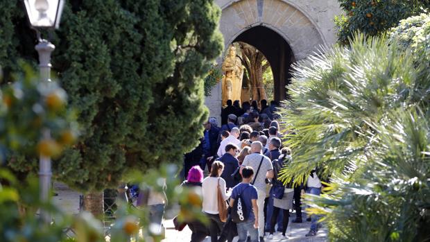 Colas de turistas en el Alcázar de los Reyes Cristianos