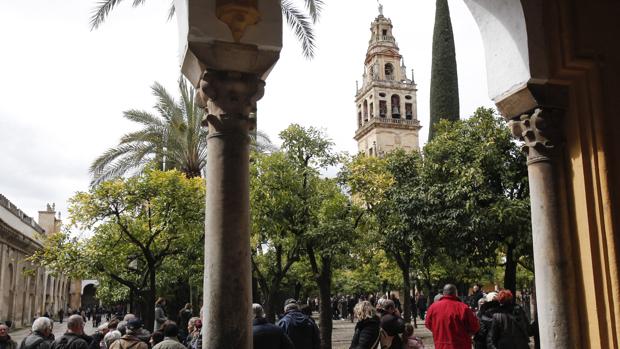 Turistas en el Patio de los Naranjos de la Mezquita-Catedral