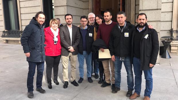 Iglesias y Garzón junto a los vecinos y representantes locales de IU y Podemos