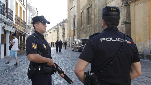 Agentes de la Policía Nacional en el entorno de la Mezquita