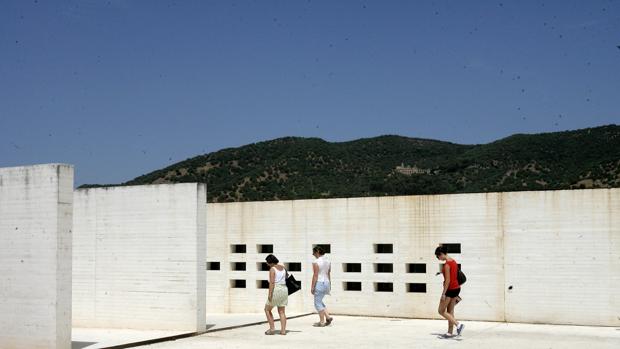 Visitantes acceden al centro de interpretación de Medina Azahara