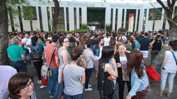 Opositores a Secundaria en la Facultad de Económicas de Sevilla