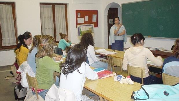 Una profesora imparte clases en el centro educativo Yucatal (Posadas)