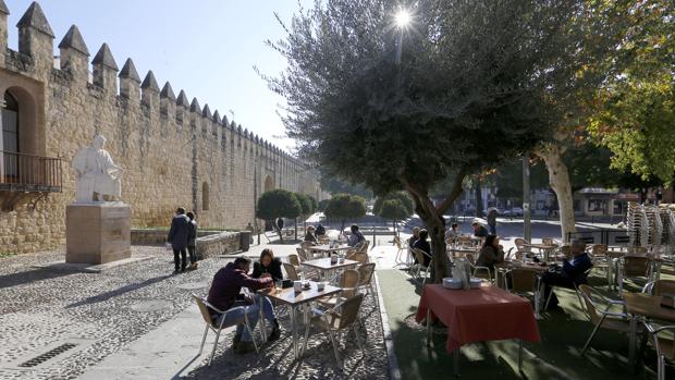 Algunos cordobeses disfrutan del sol en una de las terrazas del centro de la ciudad