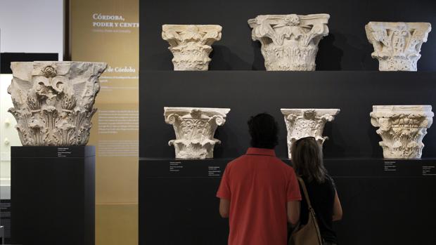 Una pareja contempla capiteles expuestos en el Museo Arqueológico