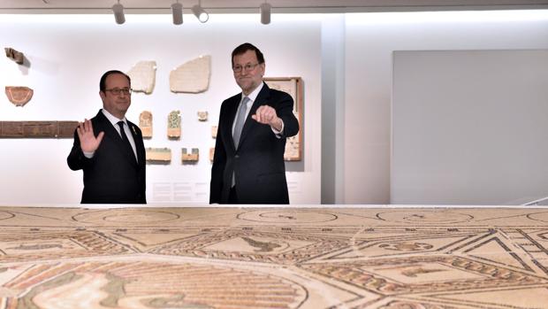 Hollande y Rajoy, ante el mosaico «El nacimiento de Venus» que alberga el Museo de Málaga
