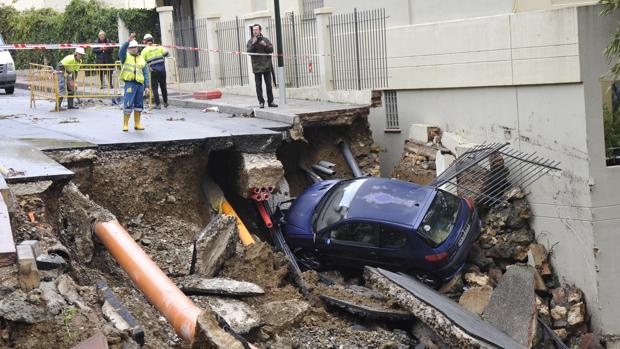 Socavón en Cerrado de Calderón originado por las inundaciones de la madrugada del domingo