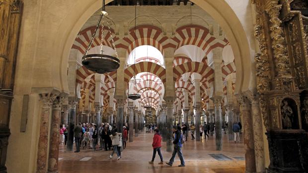 Bosque de columnas en el interior de la Mezquita-Catedral