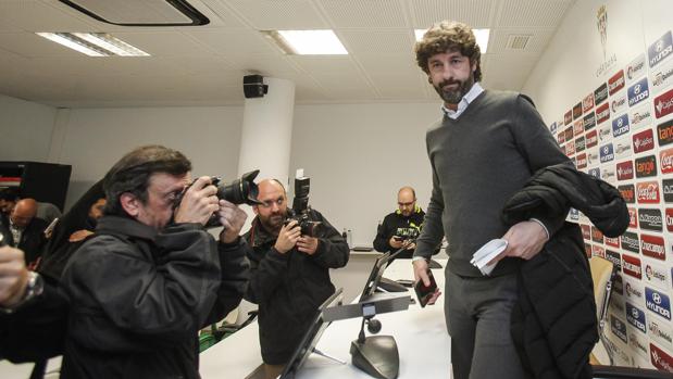 El exdirector deportivo del Córdoba CF, Emilio Vega, durante la rueda de prensa de despedida